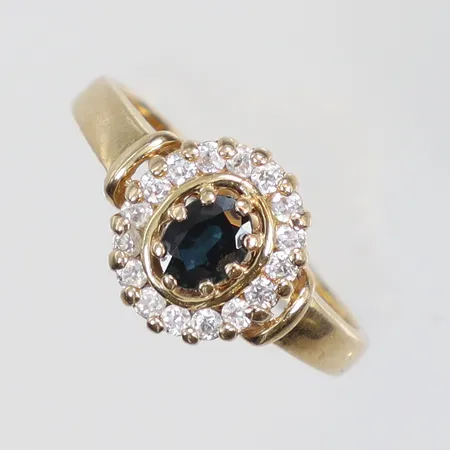 Ring i carmosé med vita och blåa stenar stl:17 bredd 2-9mm 18K Vikt: 3 g
