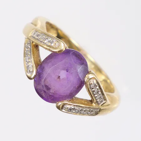 Ring med lila sten samt diamanter 16xca0,005ct stl:17 bredd 2,5-10mm 18K Vikt: 5,5 g