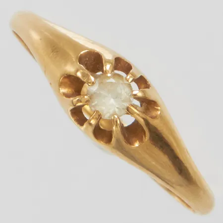 Ring med vit sten 17½, bredd 1,5-5,5mm, 18K, bruttovikt: 1,6g Vikt: 1,6 g