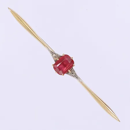 Slipsnål med röd fasettslipad sten och två små vita stenar svenska stämplar 1935 längd 7cm 18K Vikt: 3,2 g