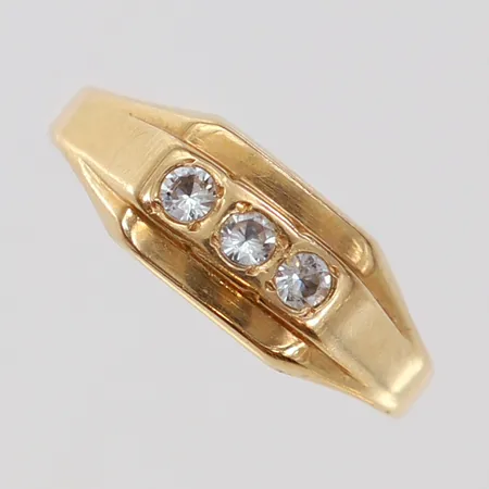Ring med vita stenar stl 15¾, bredd ca 2-6mm, 18K Vikt: 1,2 g