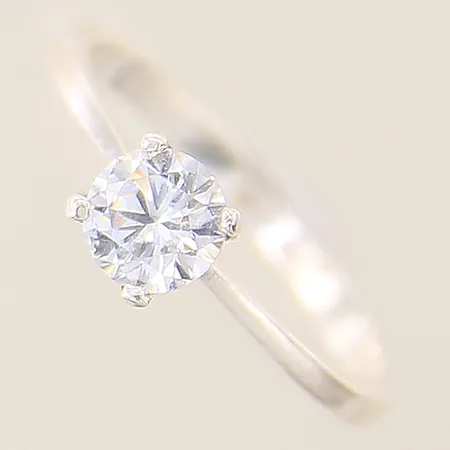 Ring med vit sten stl:19 bredd 2,2-6mm silver 925/1000 Vikt: 1,9 g