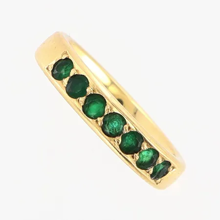 Ring gröna stenar stl:16½ bredd 4mm 18K. Vikt: 5,4 g