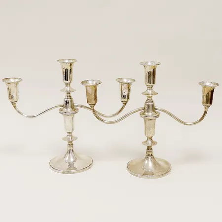 Ett par trearmade ljusstakar Baldwin & Miller Sterling, höjd 23cm, fylld botten, total bruttovikt 927,1g (bruttovikt på fot x 2 med fylld botten 499,4g), bruksspår förekommer, silver 925/1000.