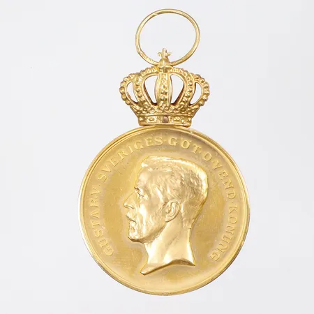 Medalj för långvarig och trogen tjänst, Kungliga Patriotiska Sällskapet, längd 60mm, bredd 36mm, gravyr, krona och ögla i 18K, medalj i 23K Vikt: 25,5 g
