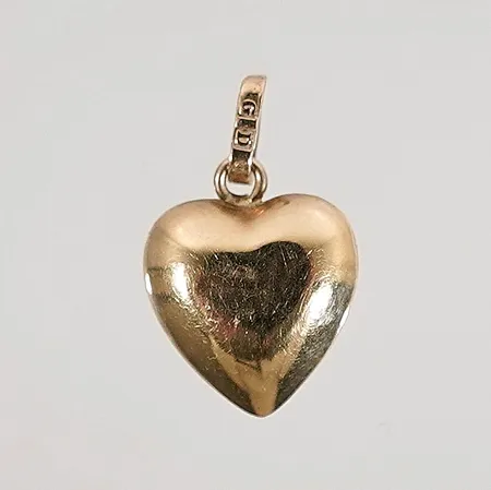 Hänge hjärta med små bucklor höjd 17,8mm inkl. ögla 18k Vikt: 0,6 g