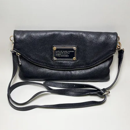 Handväska Marc Jacobs bruksslitage, svart, mått 25x14cm, axelrem tillbehör.