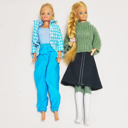 Två Barbie dockor Mattel INC 1966, Malaysia samt Filippinerna, mindre defekter på kläderna, inga övriga tillbehör