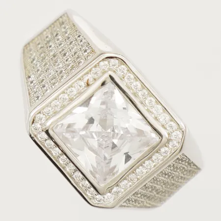 Ring med vita stenar stl:22½ bredd 4mm 925/1000 silver Vikt: 8,7 g