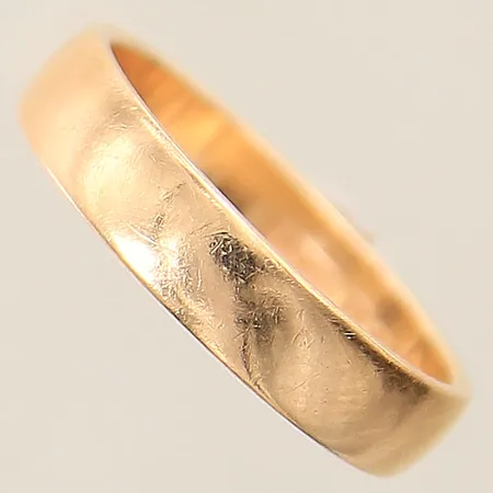 Ring slät stl:16¾ bredd 4mm gravyr 18K  Vikt: 3,8 g