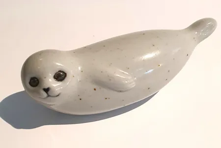 Figurin Lisa Larsson säl 12cm etiket  Vikt: 0 g Skickas med postpaket.