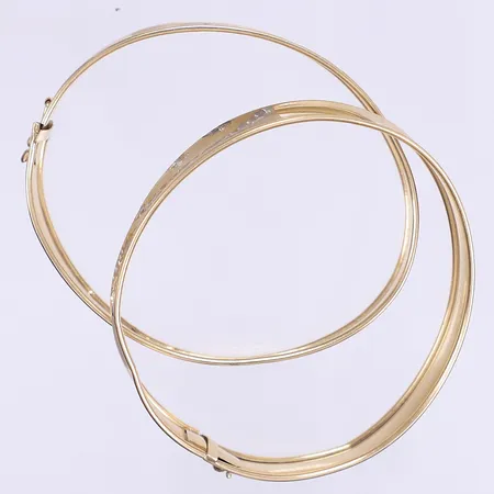 2 Armringar ca 65x60mm tvåfärgade med graverad dekor buckliga 14K Vikt: 9,9 g