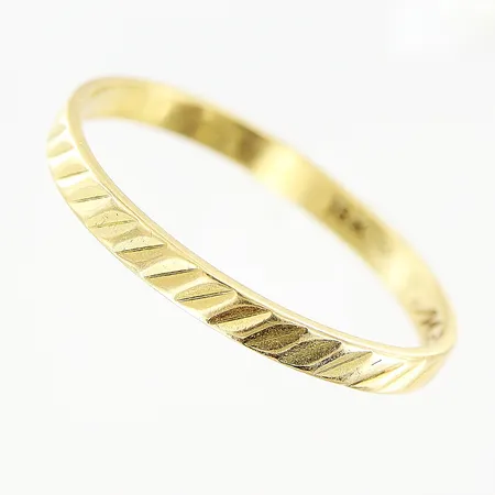 Ring mönstrad stl:18, bredd 2mm, skev, gravyr, 18K  Vikt: 1,7 g