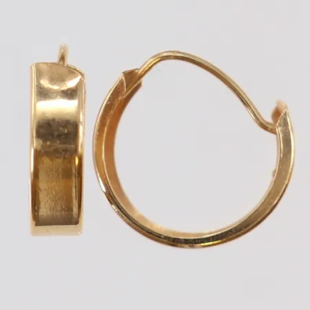 Ett par örhängen Ø12mm, bredd ca 3,3mm, skeva, 18K Vikt: 0,6 g