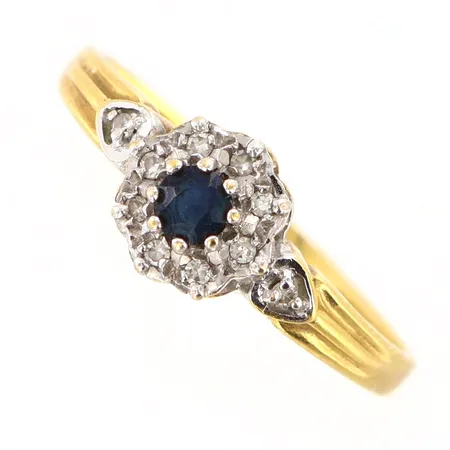 Ring med diamanter och blå sten stl:18½, bredd framtill 8mm, diamanter 10x0,005ct, 18K Vikt: 3,1 g