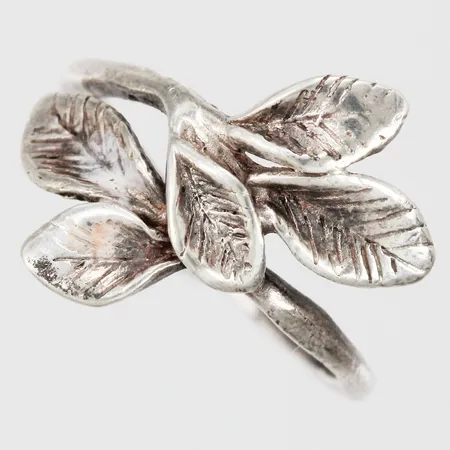 Ring stl: 15¾, bredd ca 1-16mm, skev skena, otydlig stämpel 925/1000 silver Vikt: 2,2 g