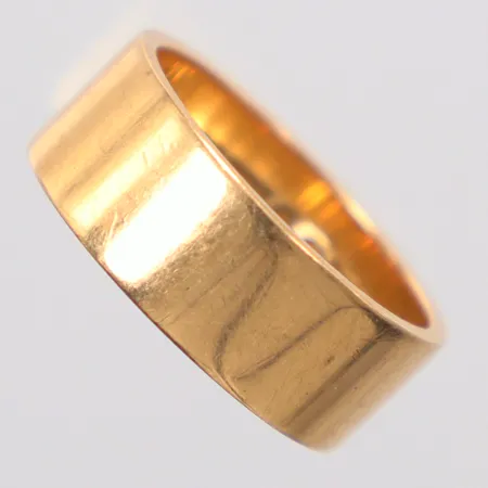 Ring slät stl. 18¾, bredd 7,1mm, gravyr, 18K Vikt: 7 g