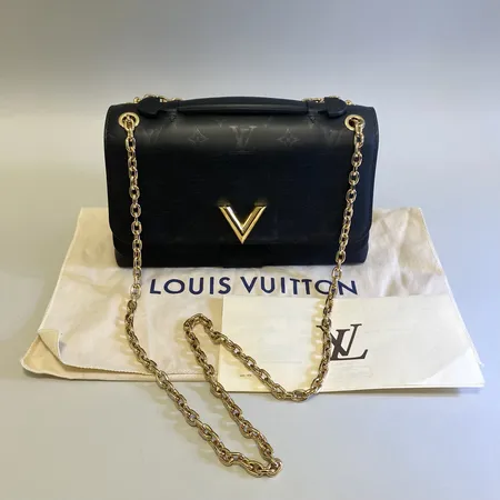 Väska, Louis Vuitton, Very Chain Bag Noir, Monogram Cuir Plume Ecume, modell: M42899, datumkod, AH0117, mått ca 8,5x17x25cm, kvitto från Birger Jarlsgatan 2017, dastbag.