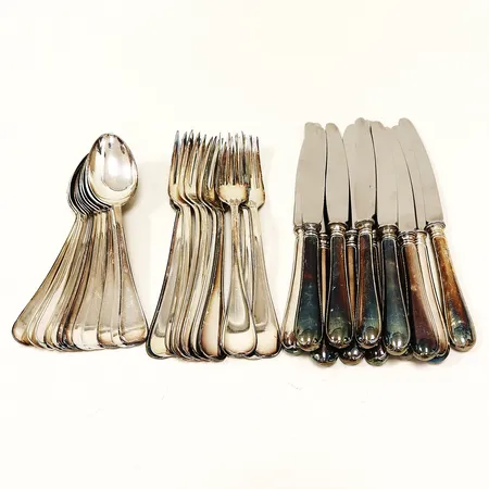 Förrättsbestick samt dessertskedar Svensk Rund, 12 gafflar 18cm, 12 knivar 21cm stål i blad, 12 skedar 16cm, GAB, silver 830/1000. Vikt: 1527,6 g