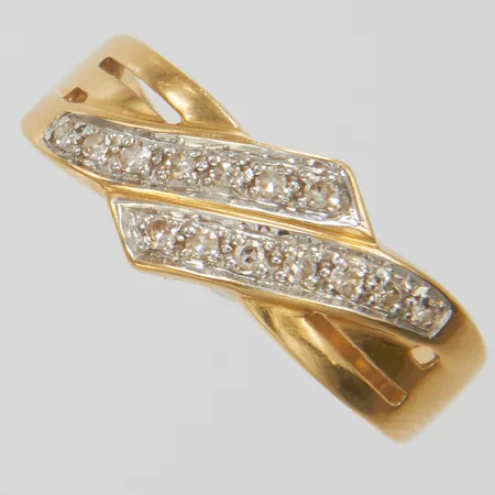 Ring med diamanter 14 x ca 0,01ct stl 18¾, bredd 2,5-9mm, genombruten dekor, 18K Vikt: 4,3 g
