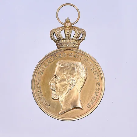Medalj Gustaf V Ø33 mm, graverad förgyllt silver 830/1000. Vikt: 19,1 g