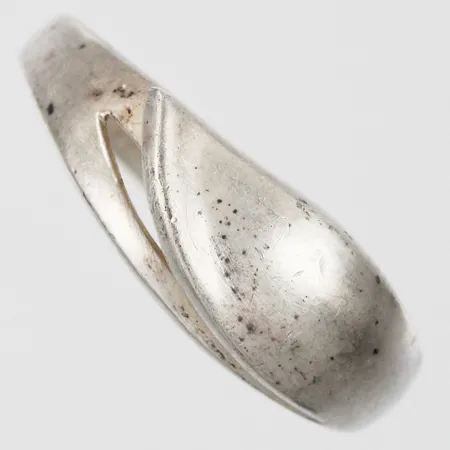 Ring stl: 19, bredd ca 2-6mm, 925/1000 silver Vikt: 3,6 g