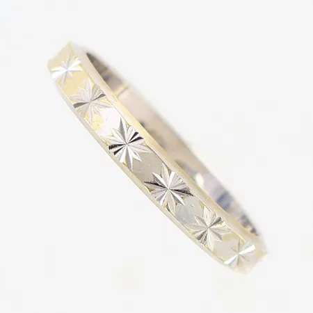 Ring mönster stl:18½ bredd 2,5mm vitguld 18K. Vikt: 3,6 g