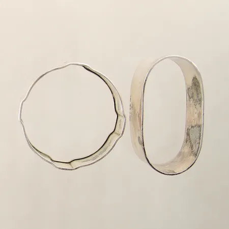 Servettringar två stycken olika modeller gravyr silver 830/1000 Vikt: 34,9 g