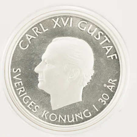 Minnesmynt "Carl XVI Gustaf Sveriges Konung i 30 År, För Sverige i tiden" Nominellt värde 200kr år 2003, plastetui Silver 925/1000 Vikt: 27,3 g