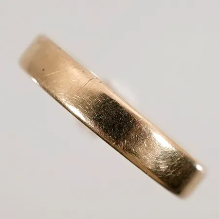 Slät ring med gravyr stl 18mm bredd 4mm 18k Vikt: 5 g