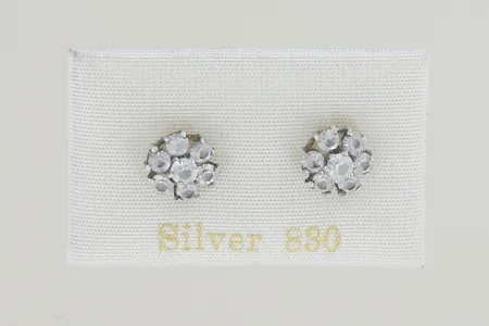 Ett par örhängen med stenar bredd 8 mm silver 830/1000 Vikt: 1,5 g