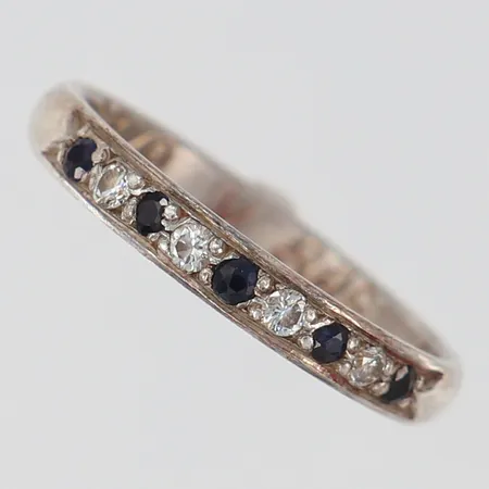 Ring med blå och vita stenar stl:17 bredd 2,8mm gravyr Silver 830/1000. Vikt: 1,7 g