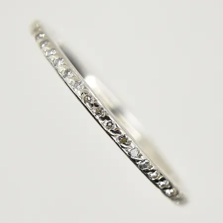Helalliansring med diamanter design Efva Attling, stl 17, bredd 2 mm, mycket sliten, vitguld, 18K. Vikt: 2,1 g