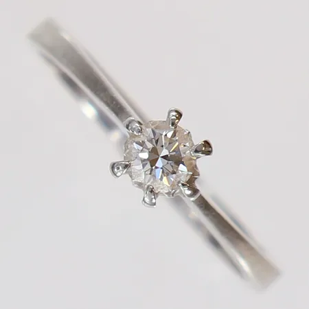 Ring med diamant 1 x 0,21ct enligt gravyr stl 17½, bredd ca 2-4,5mm, vitguld, repig, 18K Vikt: 2,3 g