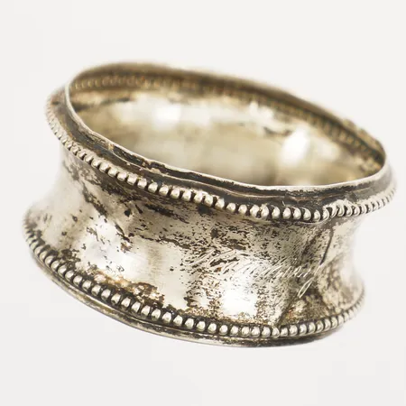 Servettring Ø40mm, gravyr, bucklig, silver 830/1000. Vikt: 4,3 g