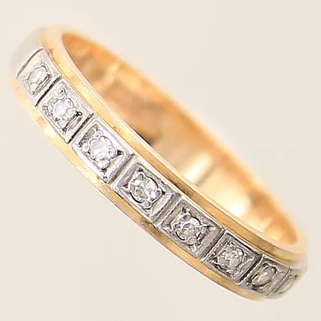 Ring med 8/8-slipade diamanter 8 x ca 0,01ct stl:17¼ bredd 3,7mm delvis vitguld 18K Vikt: 3,9 g