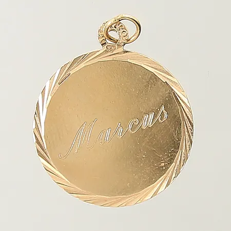 Hänge med dekor 23x19mm gravyr 18K Vikt: 1,9 g