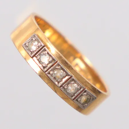 Ring stl. 16, vitguldsdetalj, vita stenar, gravyr, 18K Vikt: 3,2 g