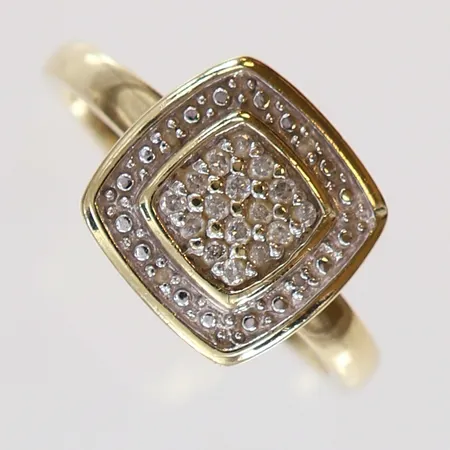 Ring med diamanter ca 20 x 0,0025-0,005ct stl 17¾, bredd ca 1,6-11mm, 9K Vikt: 2,6 g