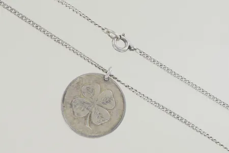 Halskedja med hänge, längd 44 cm, graverad silver 830/1000 Vikt: 9,3 g