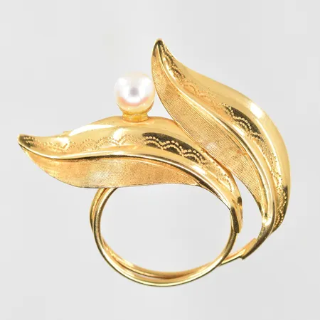 Brosch med odlad pärla Ø5 mm bredd 36 mm, höjd 28 mm, 18K. Vikt: 3,2 g