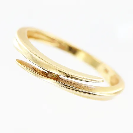 Ring stl:19, bredd 2-4mm, 18K Vikt: 3,1 g