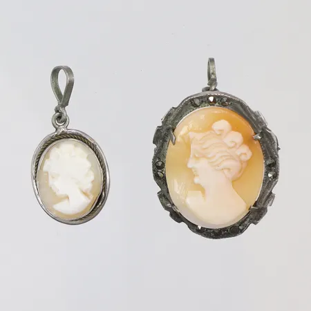 2 Hängen/brosch med kamé15-30mm, defekt, silver Vikt: 4,7 g