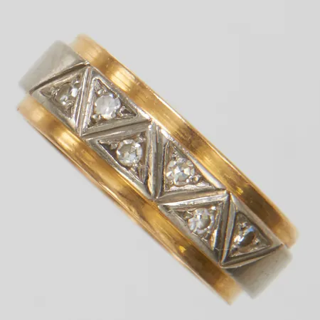 Ring med diamanter 6 x ca 0,02ct stl 18¼, bredd 6,5mm, tvåfärgad, 18K Vikt: 7,8 g