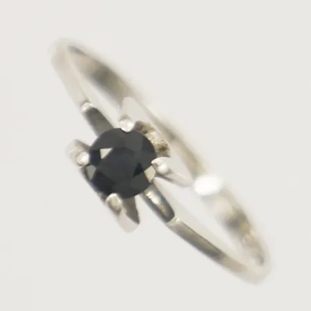 Ring med troligen syntetisk safir stl:15¼ bredd 1,8-5mm vitguld, skev 18K  Vikt: 1,7 g