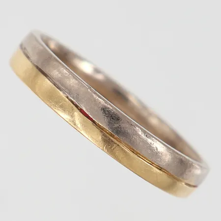 Ring tvåfärgad stl: 20¼, bredd 4mm gravyr 18K Vikt: 5,8 g