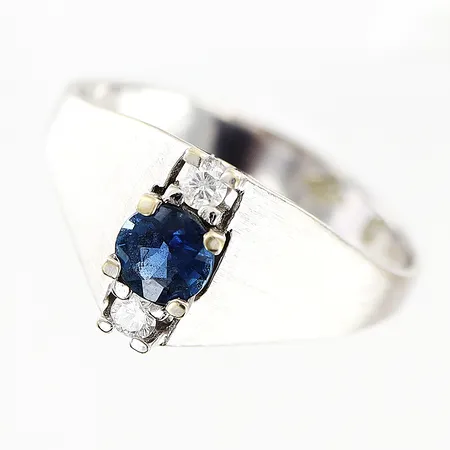 Ring vitguld med diamanter 2 x ca 0,03ct och blågrön sten, stl:16¾, bredd 2-8mm, 18K Vikt: 2,9 g