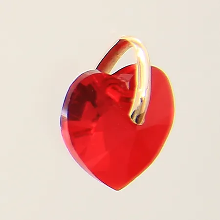Hänge med röd hjärtformad plastprisma 13x10mm 18K Vikt: 0,6 g