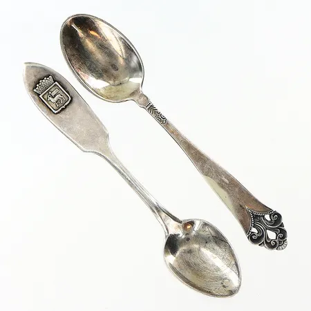 2 kaffeskedar längd 10cm, 10,5cm, olika modeller, silver 830/1000. Vikt: 18 g