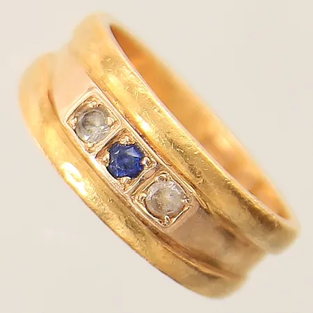 Ring med stenar stl:17 bredd 6,3mm ihopplödda ringar, gravyr 18/23K  Vikt: 8,8 g